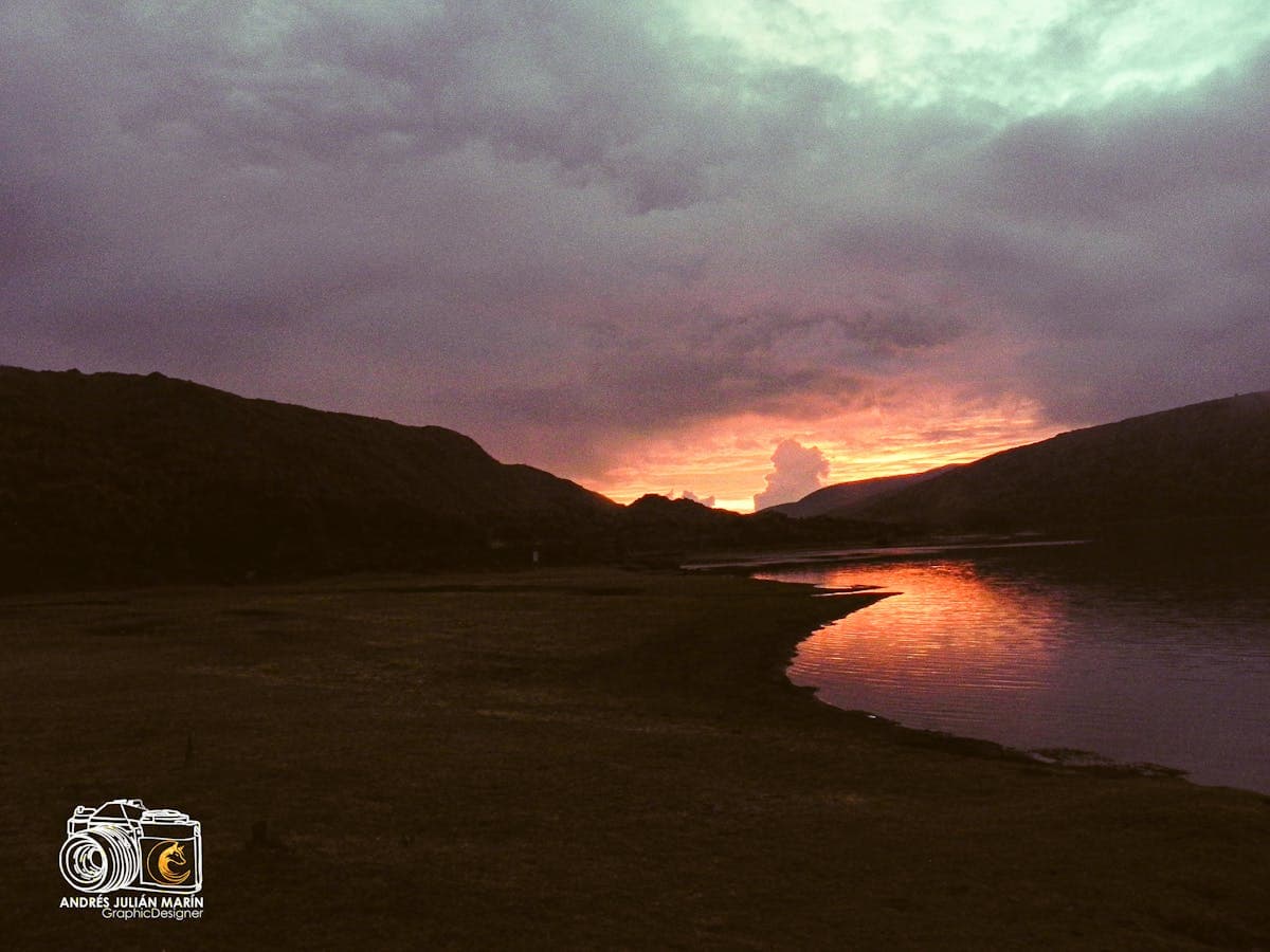 サロンオーナーがタブレットで店舗情報を確認している様子