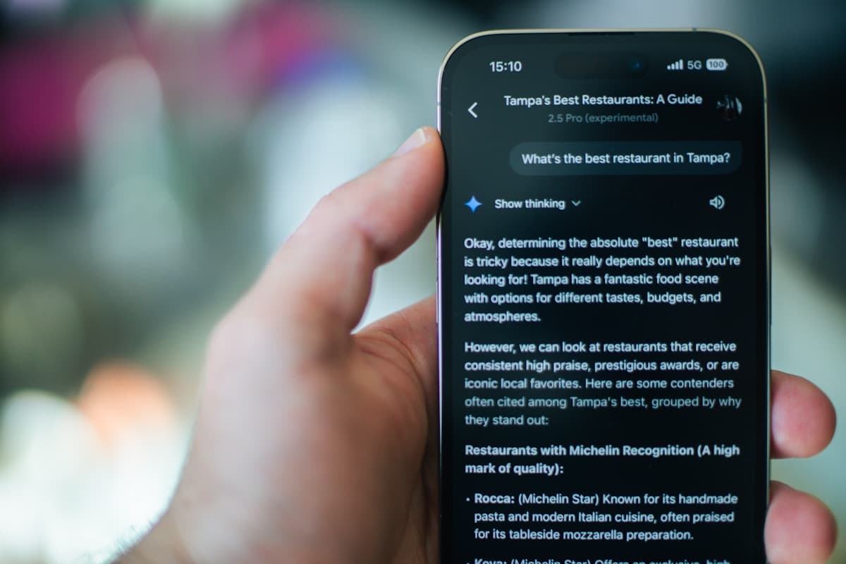 スマートフォンでレストラン情報を検索している様子